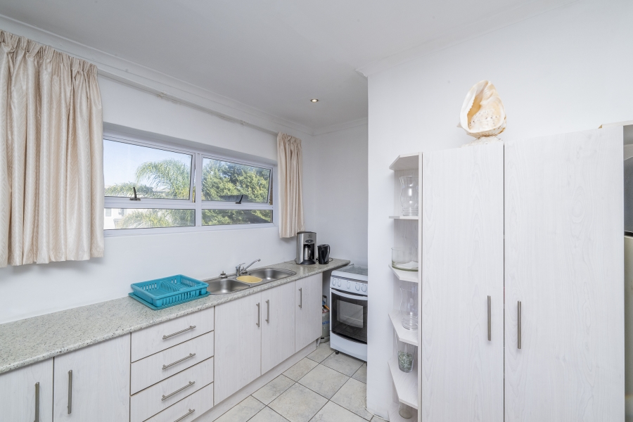4 Bedroom Property for Sale in Uitzicht Western Cape